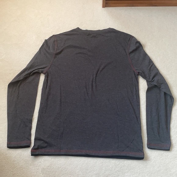 ☔️ NWT Men’s long sleeve graphic Henley - Picture 2 of 5